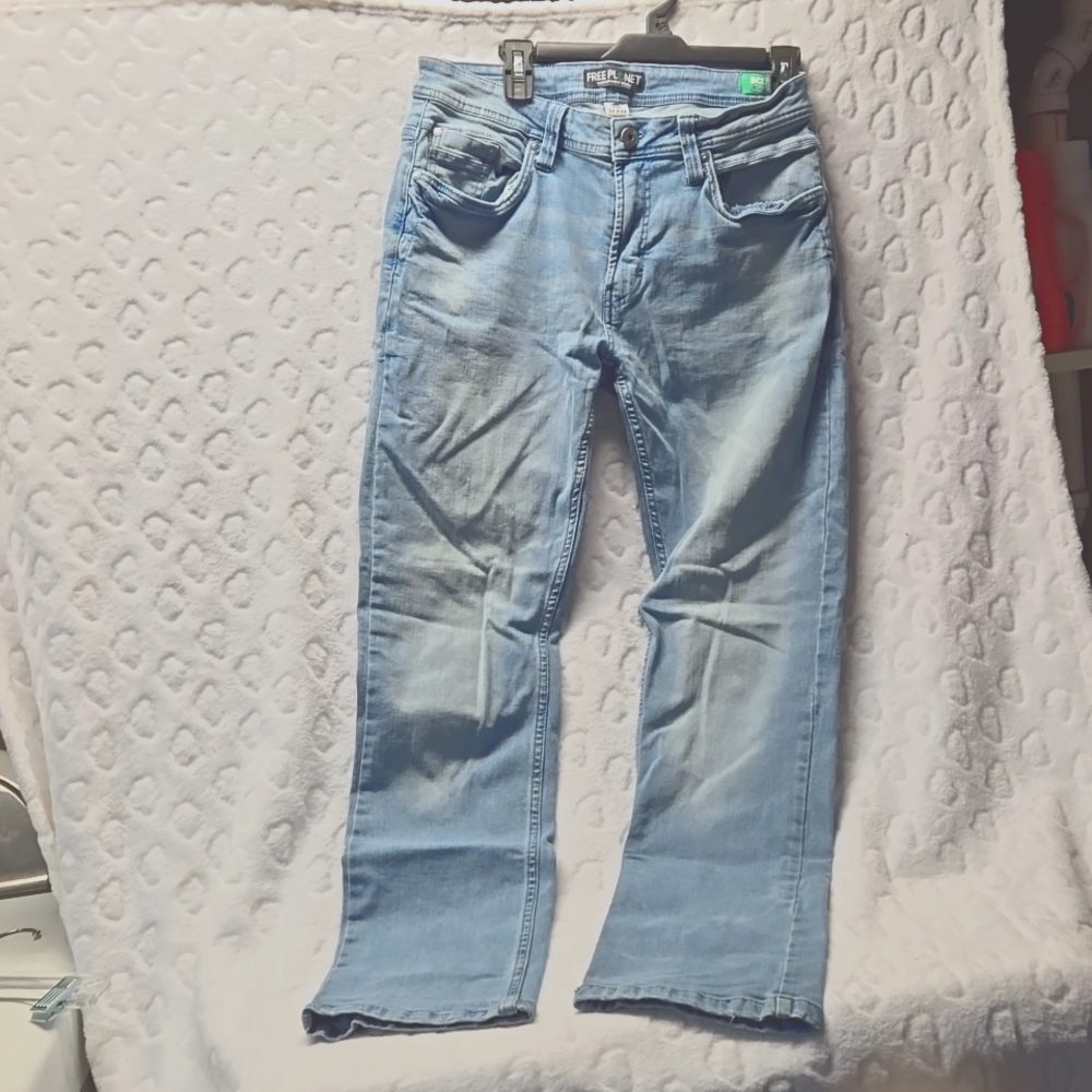 Free Planet 32x32 Distressed Jeans